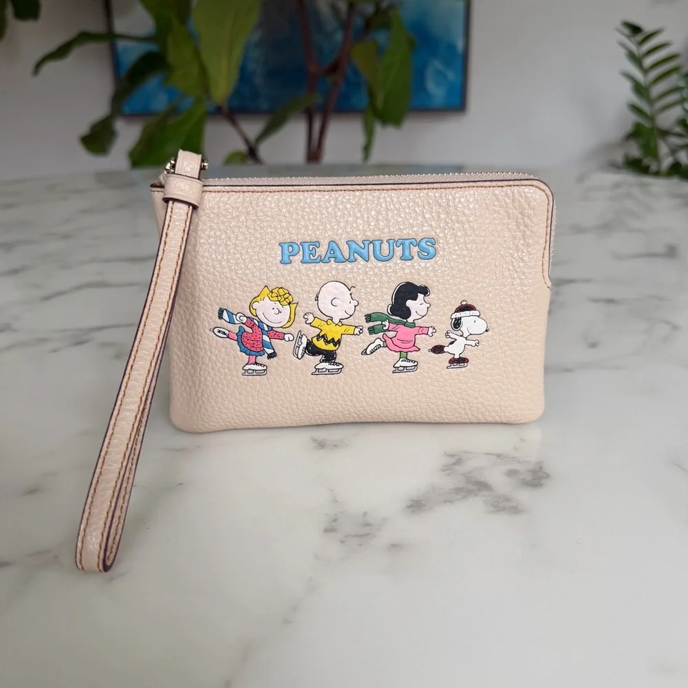 Coach X Peanuts Corner Zip Wristlet With Snoopy And Friends Motif CF213 Ivory - Picture 2 of 11